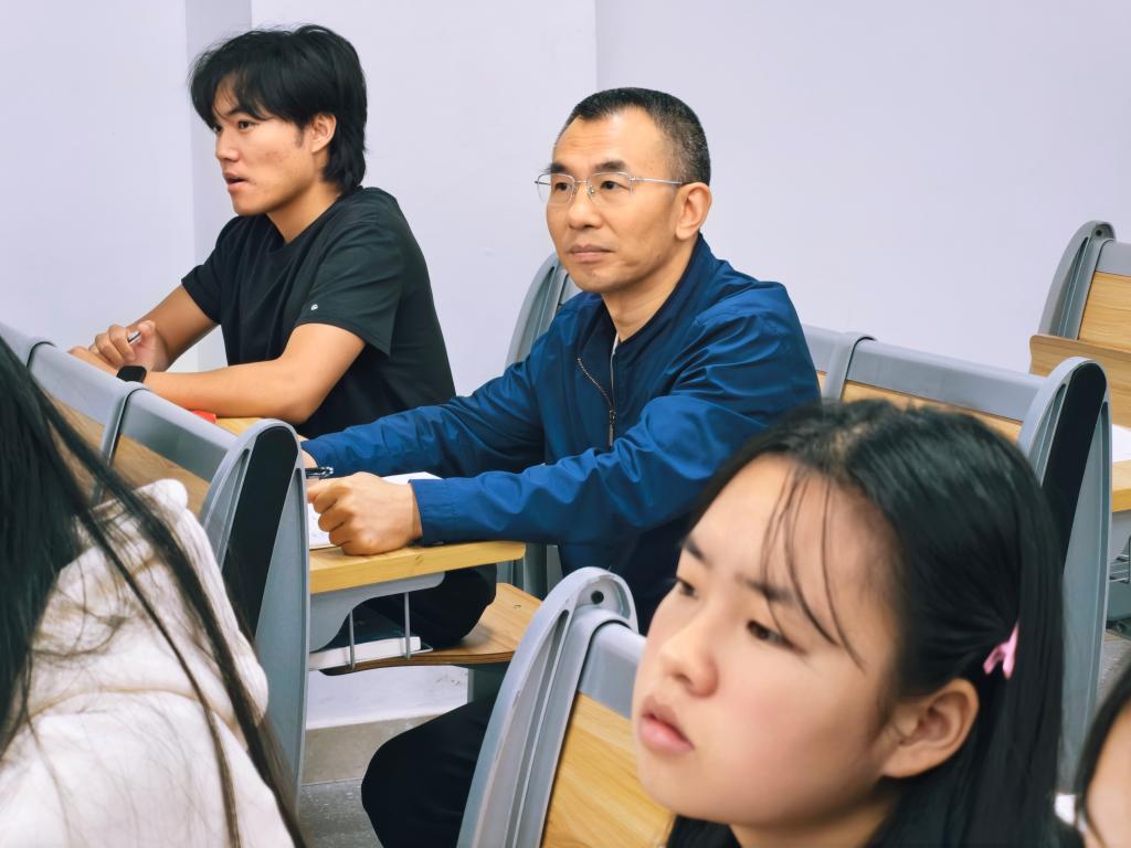 副校长苟兴龙深入财经管理学院开展“推门听课”并指导工作